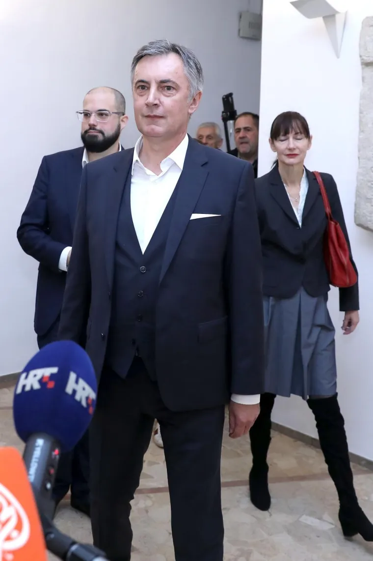 &Scaron;koro predao vi&scaron;e od 70.000 potpisa: 'Grabar-Kitarović će izgubiti, a onda je vrijeme da se Vlada raspusti'