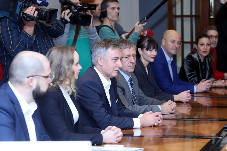 &Scaron;koro predao vi&scaron;e od 70.000 potpisa: 'Grabar-Kitarović će izgubiti, a onda je vrijeme da se Vlada raspusti'