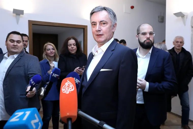 &Scaron;koro predao vi&scaron;e od 70.000 potpisa: 'Grabar-Kitarović će izgubiti, a onda je vrijeme da se Vlada raspusti'