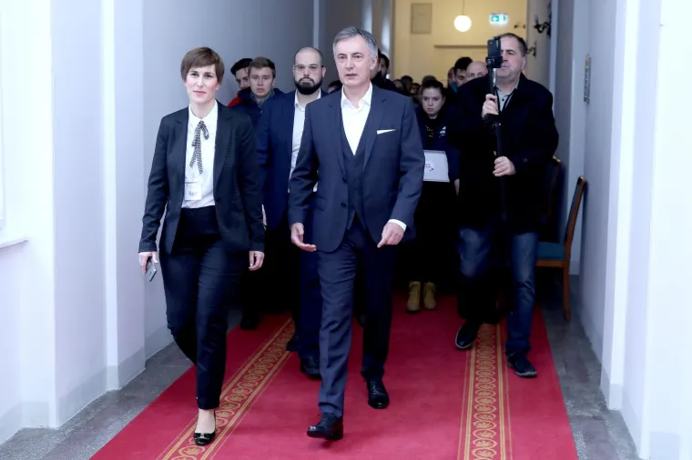 &Scaron;koro predao vi&scaron;e od 70.000 potpisa: 'Grabar-Kitarović će izgubiti, a onda je vrijeme da se Vlada raspusti'