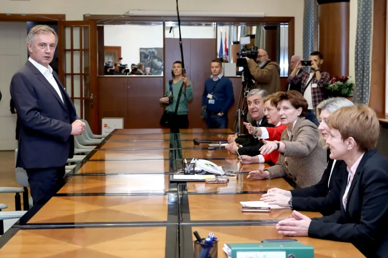 &Scaron;koro predao vi&scaron;e od 70.000 potpisa: 'Grabar-Kitarović će izgubiti, a onda je vrijeme da se Vlada raspusti'