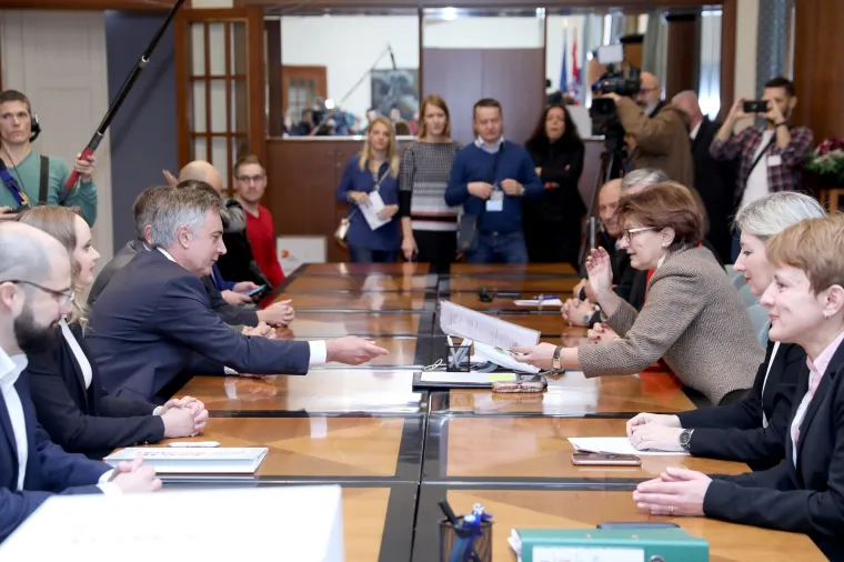 &Scaron;koro predao vi&scaron;e od 70.000 potpisa: 'Grabar-Kitarović će izgubiti, a onda je vrijeme da se Vlada raspusti'