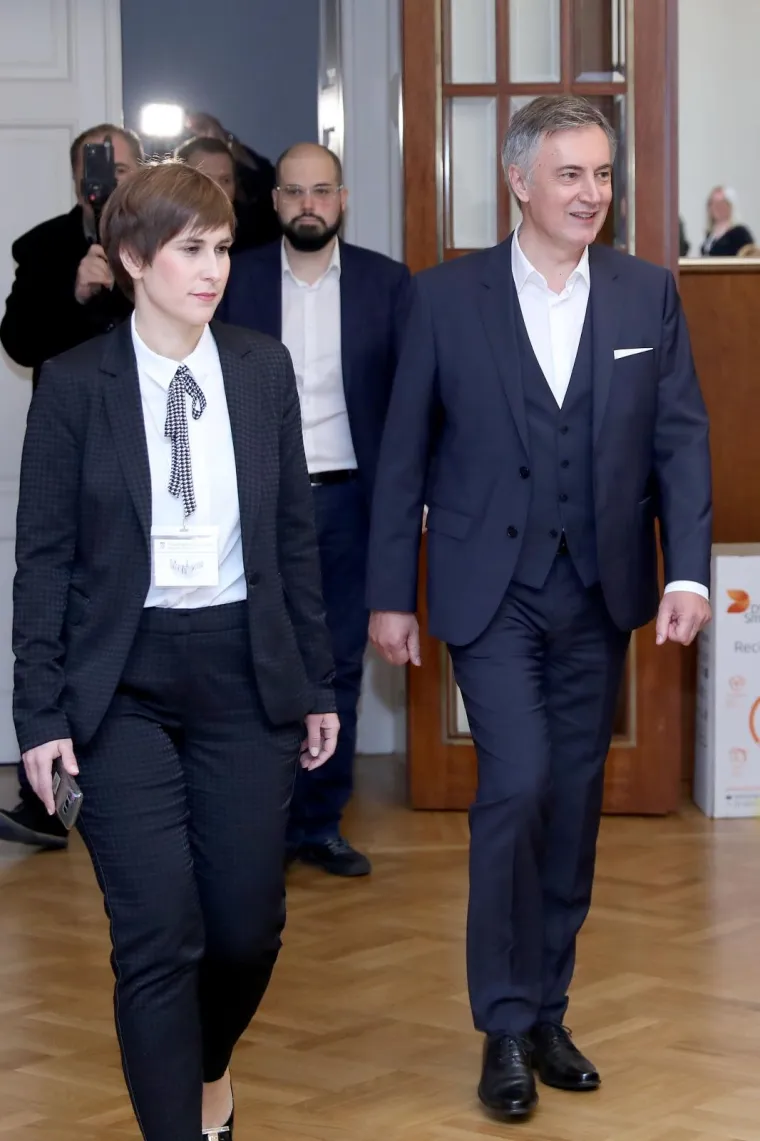 &Scaron;koro predao vi&scaron;e od 70.000 potpisa: 'Grabar-Kitarović će izgubiti, a onda je vrijeme da se Vlada raspusti'