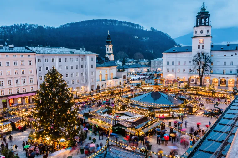 Jedan od najstarijih europskih božićnih sajmova, salzbur&scaron;ki Christkindlmarkt koji se tradicionalno održava ispred gradske katedrale, posjetiteljima pruža puno intimnije ozračje nego neki veći sajmovi u drugim gradovima. Kao rodno mjesto slavnoga Wolfganga Amadeusa Mozarta, Salzburg je grad glazbene tradicije, pa se na ulicama mogu čuti prelijepe koralne izvedbe koje izvode neki od najtalentiranijih mladih europskih glazbenika.