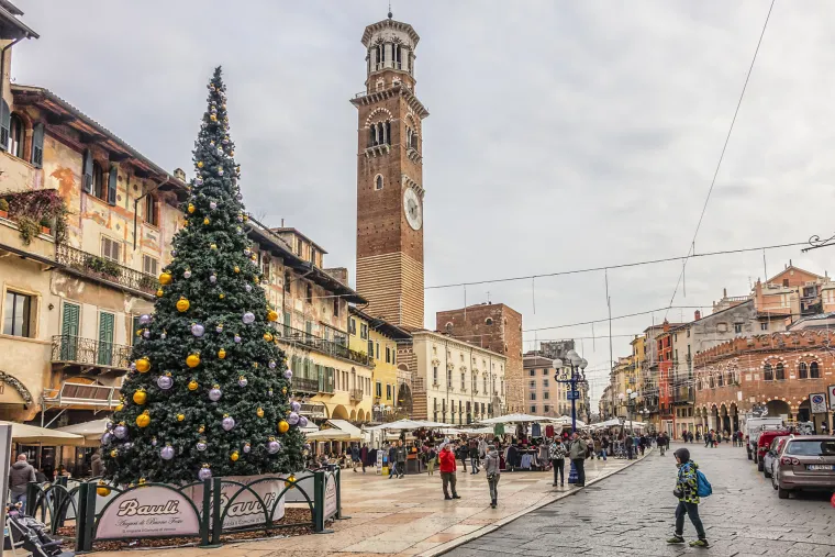Iako nema tako dugu tradiciju božićnih sajmova kao Austrija, Italija je sve popularnija u prosincu među turistima. Grad zaljubljenih, Verona posebno čarobno izgleda u to doba godine. Pro&scaron;ećite trgovima i istražite &scaron;to se nudi na &scaron;tandovima, popijte kuhano vino ili kupite suvenir. Mnoge agencije uz izlet u Veronu nude i posjet Božićnom selu gdje možete kupiti preslatke božićne dekoracije i ukrase za bor.