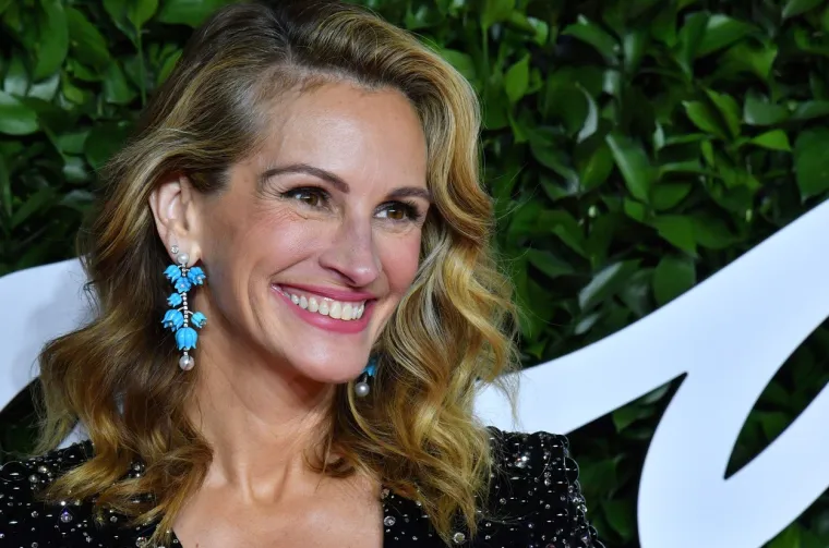ELEGANCIJA NA CRVENOM TEPIHU: Julia Roberts zablistala u glamuroznoj haljini s dubokim dekolteom