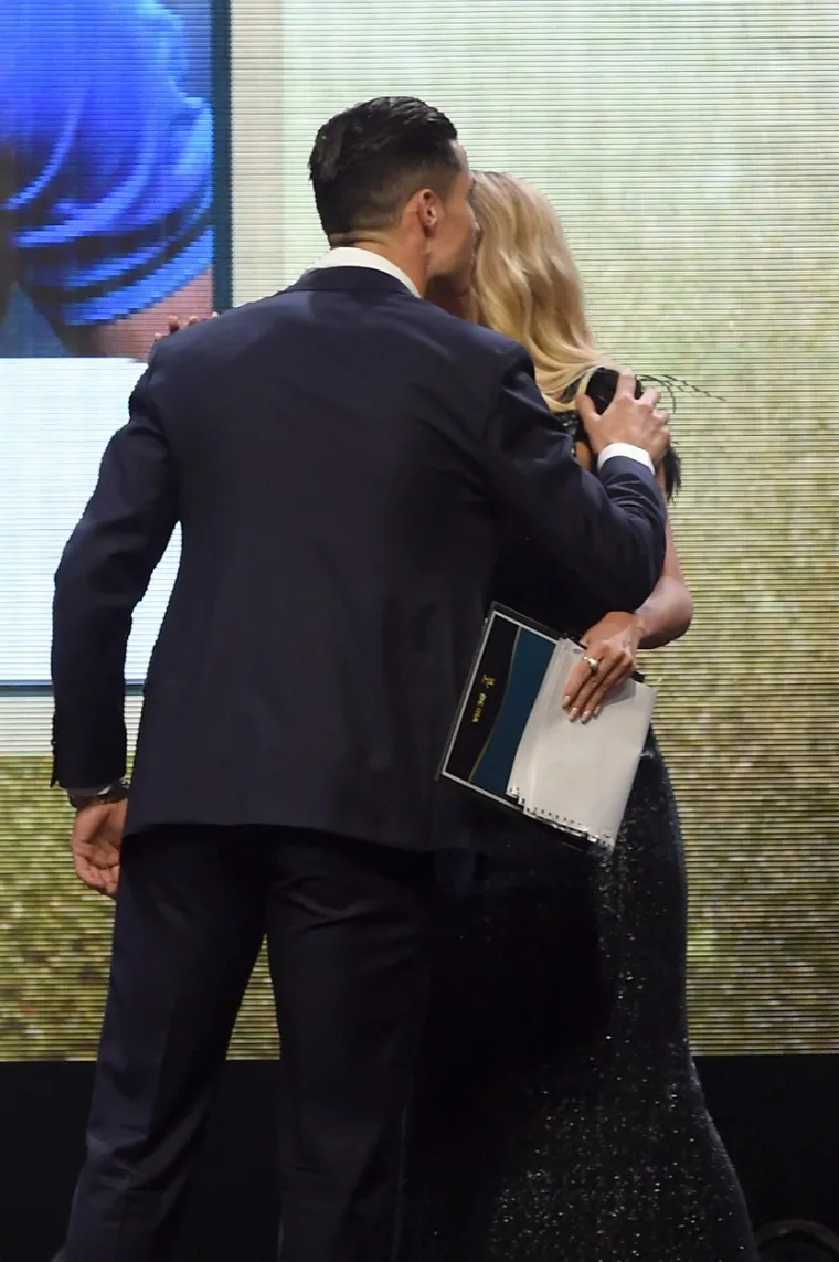 LIJEPA VODITELJICA ZABLISTALA NA GALA VEČERI: Ronaldo je trebao biti zvijezda večeri, ali pokraj nje nije imao &scaron;anse