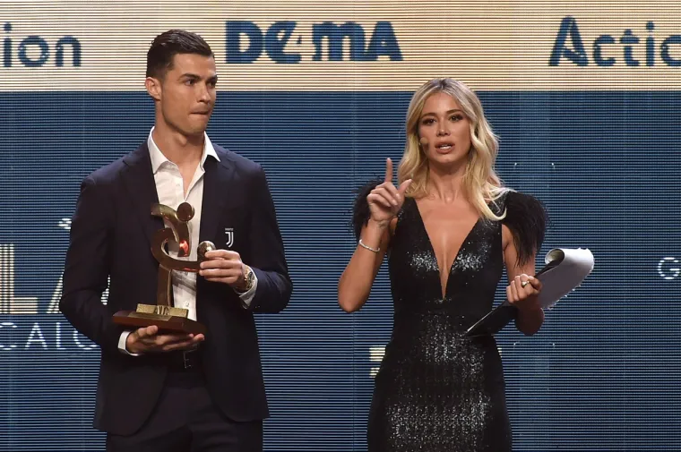 LIJEPA VODITELJICA ZABLISTALA NA GALA VEČERI: Ronaldo je trebao biti zvijezda večeri, ali pokraj nje nije imao &scaron;anse