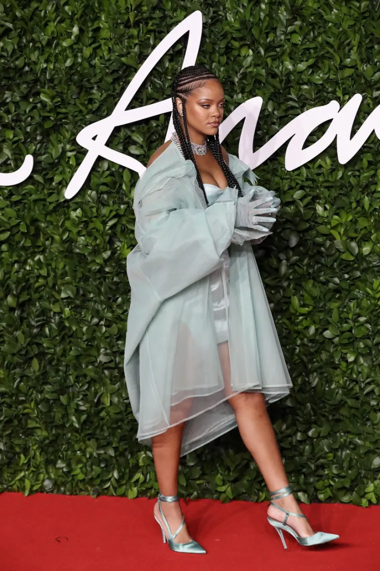 IZAZOVNA HALJINA I BUJNE OBLINE: Rihanna je u bombastičnoj kombinaciji malo toga prepustila ma&scaron;ti