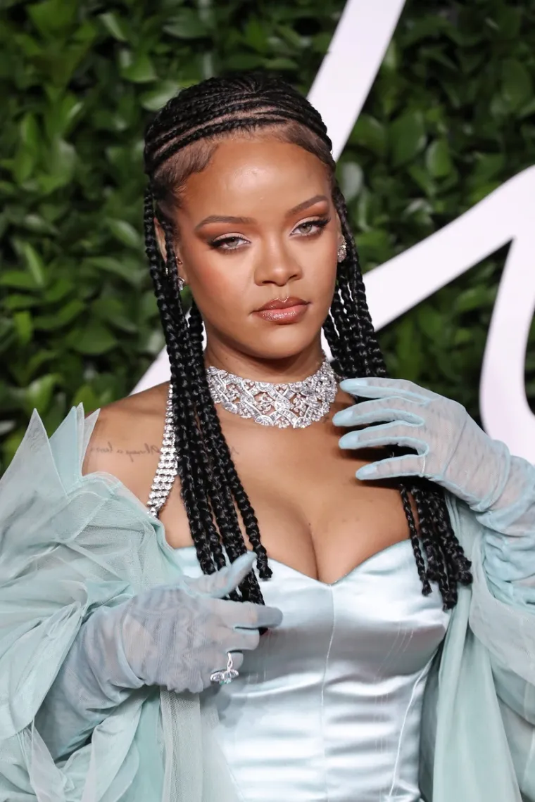 IZAZOVNA HALJINA I BUJNE OBLINE: Rihanna je u bombastičnoj kombinaciji malo toga prepustila ma&scaron;ti