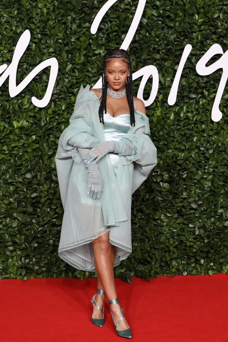 IZAZOVNA HALJINA I BUJNE OBLINE: Rihanna je u bombastičnoj kombinaciji malo toga prepustila ma&scaron;ti