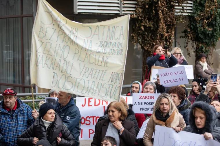 Prosvjed roditelja njegovatelja ispred Ministarstva: 'Vi na&scaron;e plaće tro&scaron;ite na domjenke!'