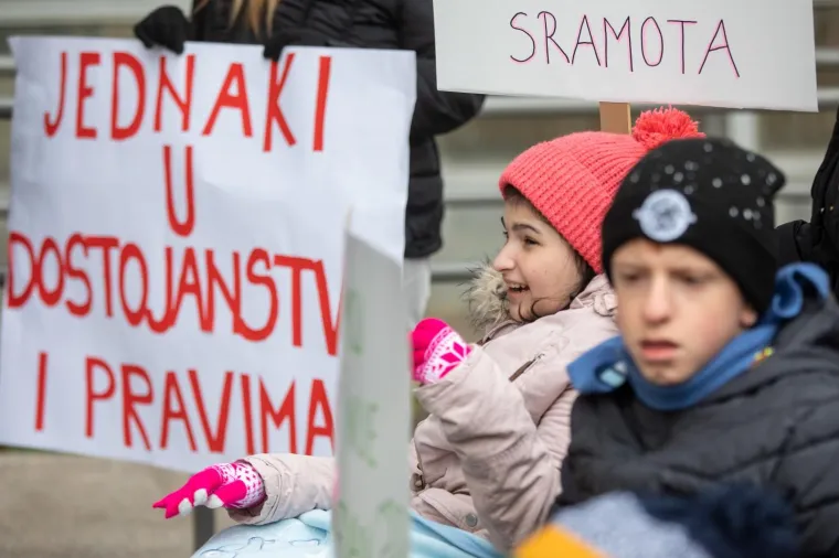 Prosvjed roditelja njegovatelja ispred Ministarstva: 'Vi na&scaron;e plaće tro&scaron;ite na domjenke!'