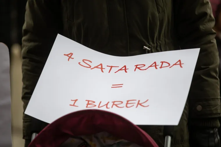 Prosvjed roditelja njegovatelja ispred Ministarstva: 'Vi na&scaron;e plaće tro&scaron;ite na domjenke!'