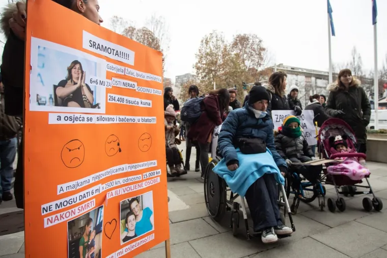 Prosvjed roditelja njegovatelja ispred Ministarstva: 'Vi na&scaron;e plaće tro&scaron;ite na domjenke!'