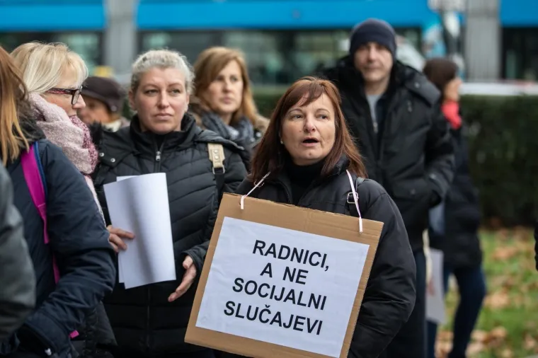 Prosvjed roditelja njegovatelja ispred Ministarstva: 'Vi na&scaron;e plaće tro&scaron;ite na domjenke!'