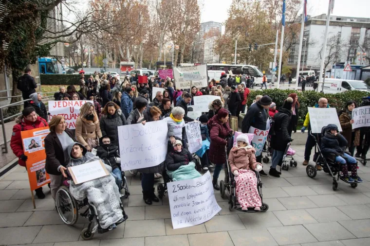 Prosvjed roditelja njegovatelja ispred Ministarstva: 'Vi na&scaron;e plaće tro&scaron;ite na domjenke!'