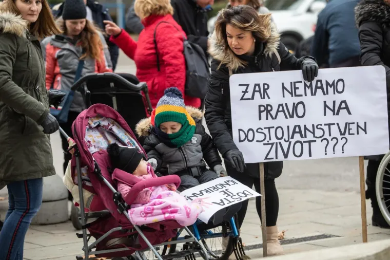 Prosvjed roditelja njegovatelja ispred Ministarstva: 'Vi na&scaron;e plaće tro&scaron;ite na domjenke!'