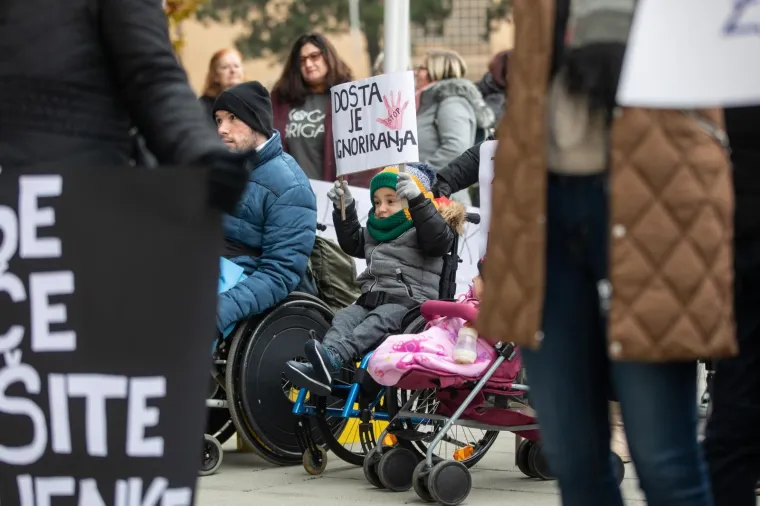 Prosvjed roditelja njegovatelja ispred Ministarstva: 'Vi na&scaron;e plaće tro&scaron;ite na domjenke!'