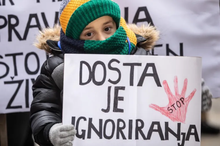 Prosvjed roditelja njegovatelja ispred Ministarstva: 'Vi na&scaron;e plaće tro&scaron;ite na domjenke!'