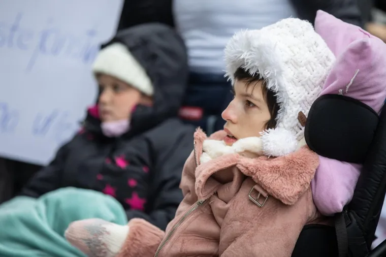 Prosvjed roditelja njegovatelja ispred Ministarstva: 'Vi na&scaron;e plaće tro&scaron;ite na domjenke!'