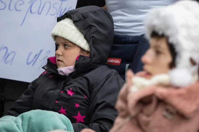 Prosvjed roditelja njegovatelja ispred Ministarstva: 'Vi na&scaron;e plaće tro&scaron;ite na domjenke!'