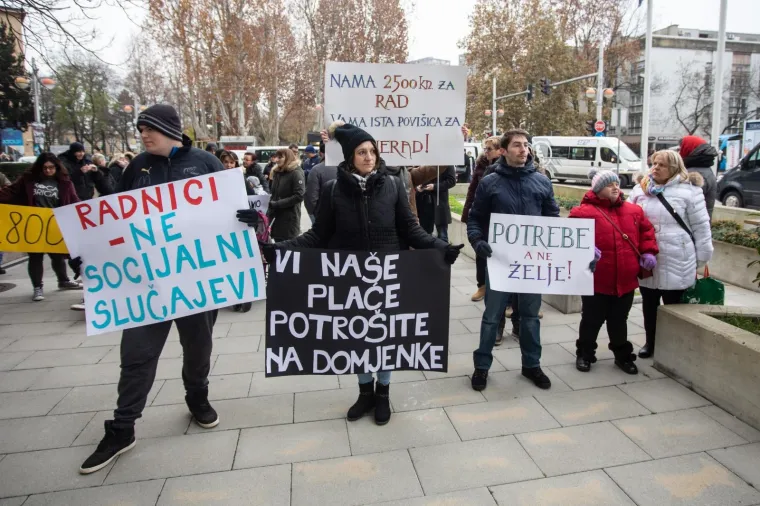 Prosvjed roditelja njegovatelja ispred Ministarstva: 'Vi na&scaron;e plaće tro&scaron;ite na domjenke!'