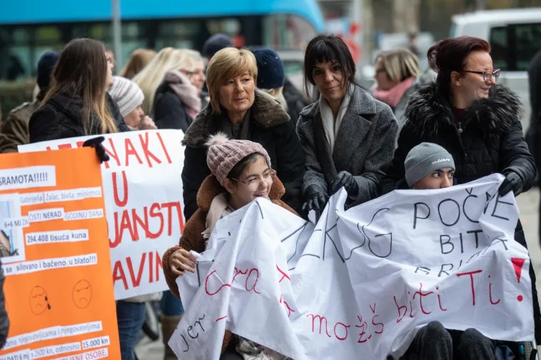 Prosvjed roditelja njegovatelja ispred Ministarstva: 'Vi na&scaron;e plaće tro&scaron;ite na domjenke!'