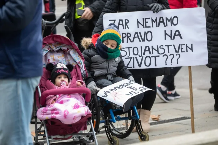Prosvjed roditelja njegovatelja ispred Ministarstva: 'Vi na&scaron;e plaće tro&scaron;ite na domjenke!'
