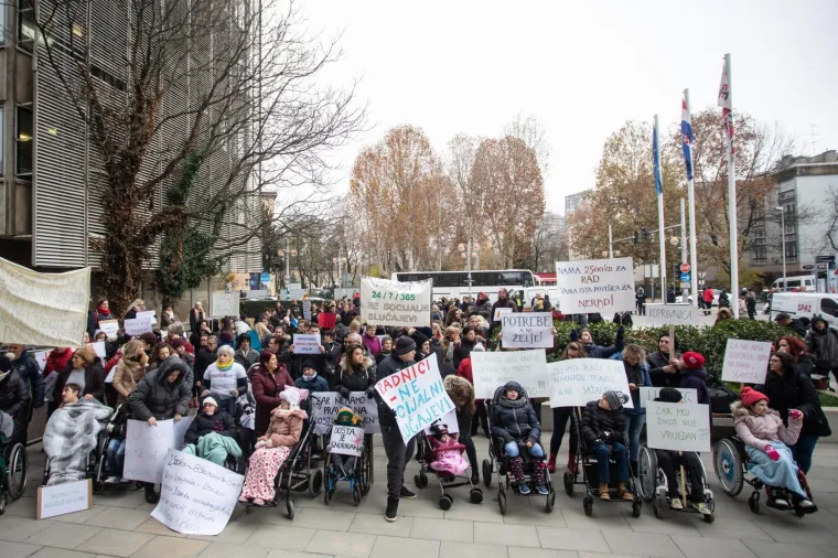 04.12.2019., Zagreb - Prosvjed roditelja njegovatelja ispred Ministarstva za demografiju, obitelj, mlade i socijalnu politiku. Foto: Davor Puklavec/PIXSELL