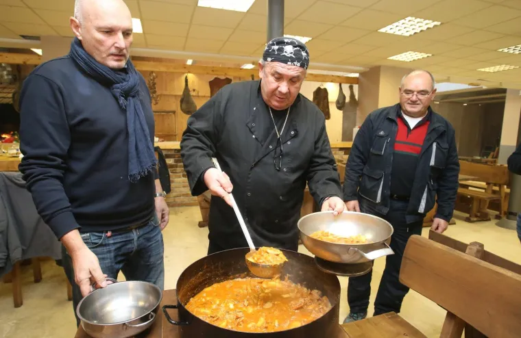 Kerum skuhao bakalar, ispekao janje, narezao pr&scaron;ut pa objavio: 'Čekam kraj agonije, a onda ću pokrenuti stvari'