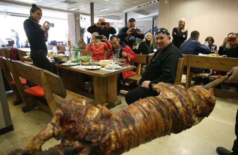 Kerum skuhao bakalar, ispekao janje, narezao pr&scaron;ut pa objavio: 'Čekam kraj agonije, a onda ću pokrenuti stvari'