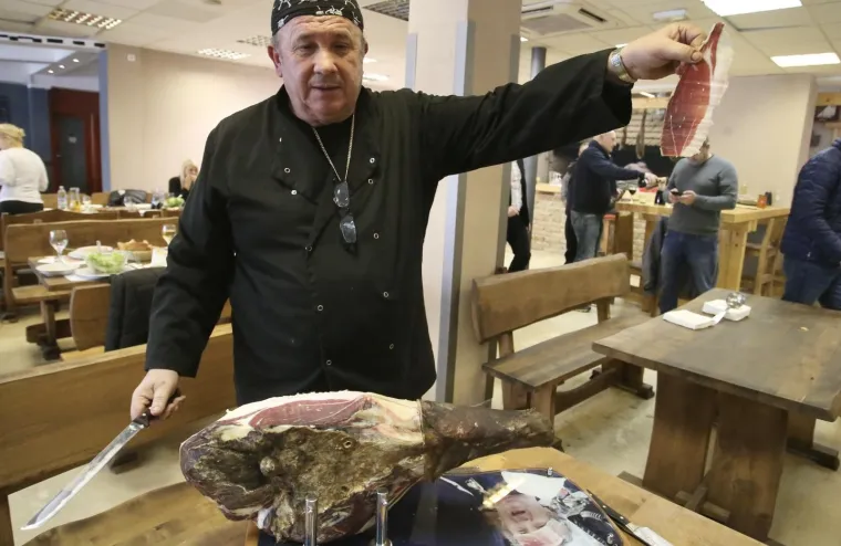 Kerum skuhao bakalar, ispekao janje, narezao pr&scaron;ut pa objavio: 'Čekam kraj agonije, a onda ću pokrenuti stvari'