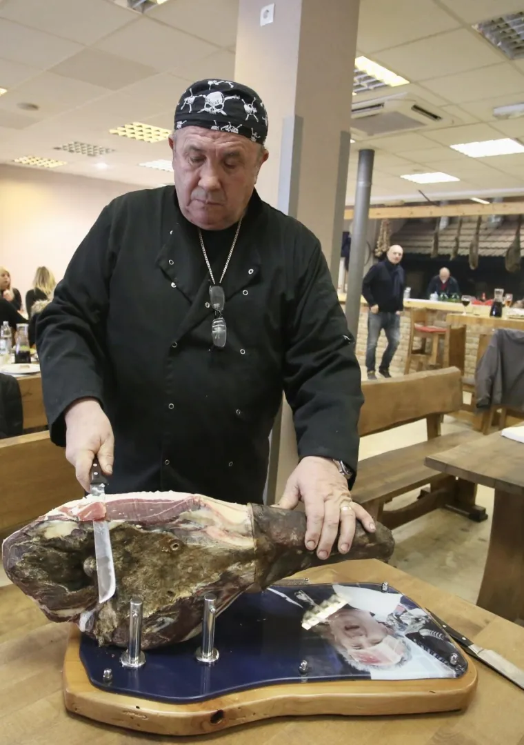 Kerum skuhao bakalar, ispekao janje, narezao pr&scaron;ut pa objavio: 'Čekam kraj agonije, a onda ću pokrenuti stvari'