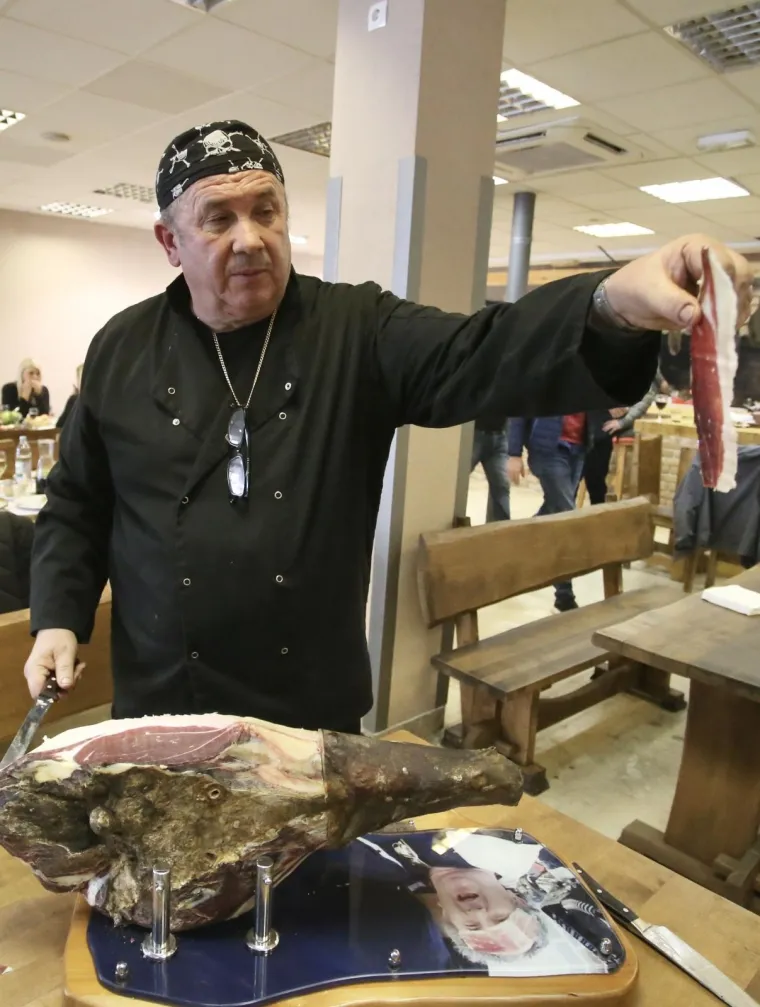 Kerum skuhao bakalar, ispekao janje, narezao pr&scaron;ut pa objavio: 'Čekam kraj agonije, a onda ću pokrenuti stvari'