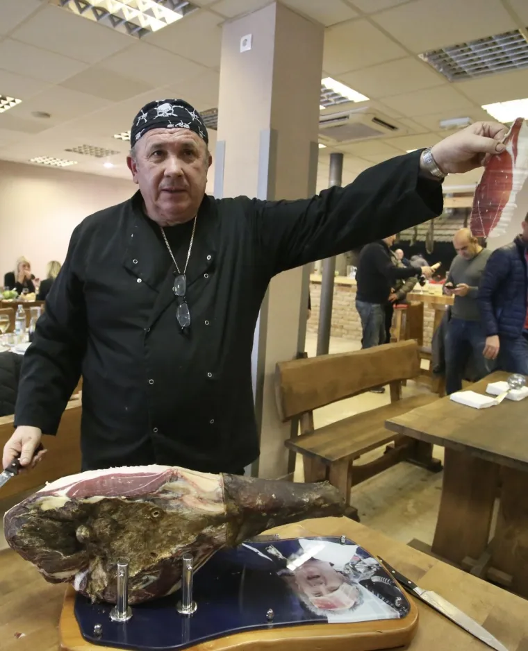 Kerum skuhao bakalar, ispekao janje, narezao pr&scaron;ut pa objavio: 'Čekam kraj agonije, a onda ću pokrenuti stvari'