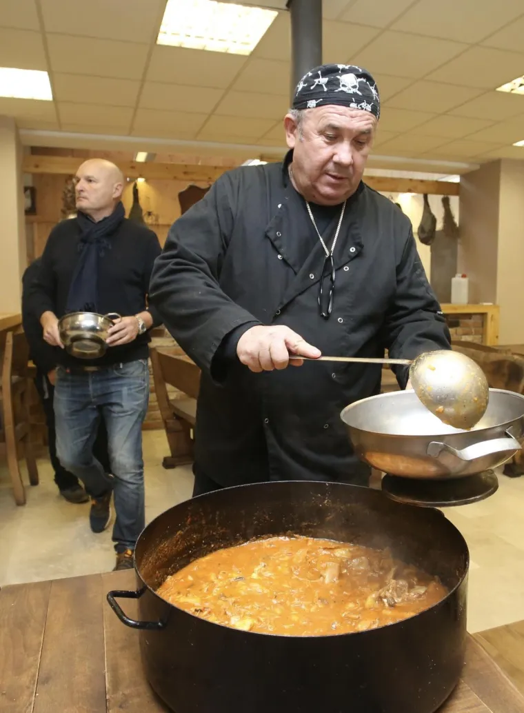 Kerum skuhao bakalar, ispekao janje, narezao pr&scaron;ut pa objavio: 'Čekam kraj agonije, a onda ću pokrenuti stvari'