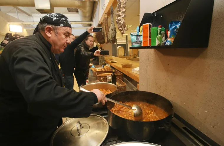 Kerum skuhao bakalar, ispekao janje, narezao pr&scaron;ut pa objavio: 'Čekam kraj agonije, a onda ću pokrenuti stvari'