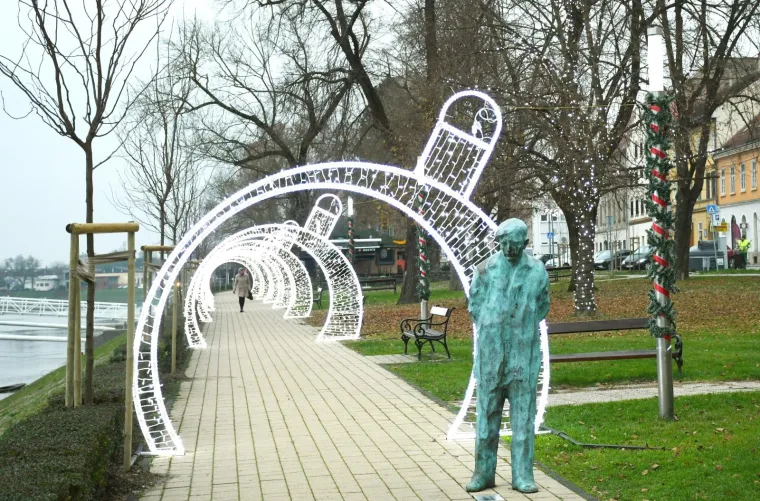 Svjetlosni tunel na &scaron;etnici uz Kupu u Sisku je novi adventski ukras u gradu