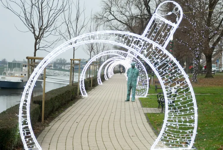 Svjetlosni tunel na &scaron;etnici uz Kupu u Sisku je novi adventski ukras u gradu