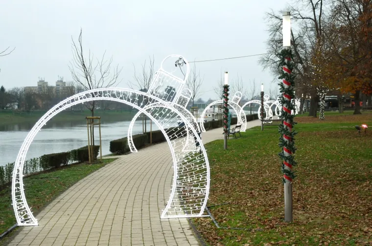 Svjetlosni tunel na &scaron;etnici uz Kupu u Sisku je novi adventski ukras u gradu