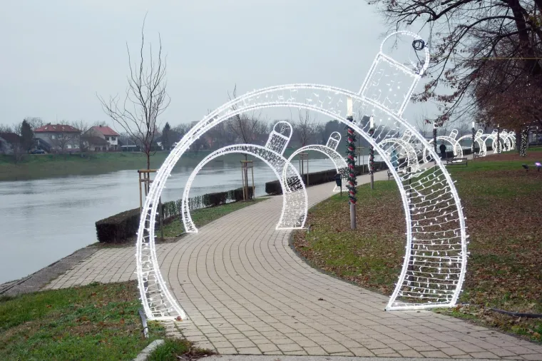 Svjetlosni tunel na &scaron;etnici uz Kupu u Sisku je novi adventski ukras u gradu