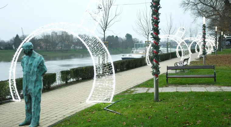 Svjetlosni tunel na &scaron;etnici uz Kupu u Sisku je novi adventski ukras u gradu