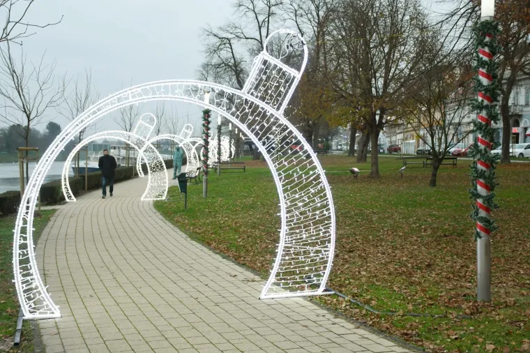 Svjetlosni tunel na &scaron;etnici uz Kupu u Sisku je novi adventski ukras u gradu