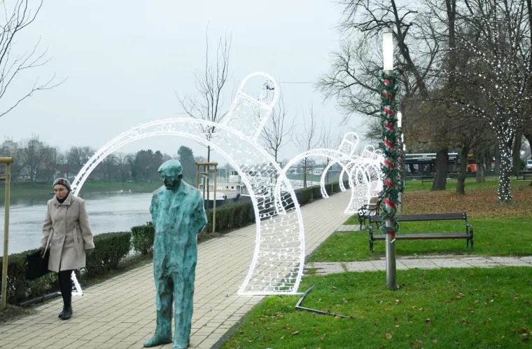 Svjetlosni tunel na &scaron;etnici uz Kupu u Sisku je novi adventski ukras u gradu