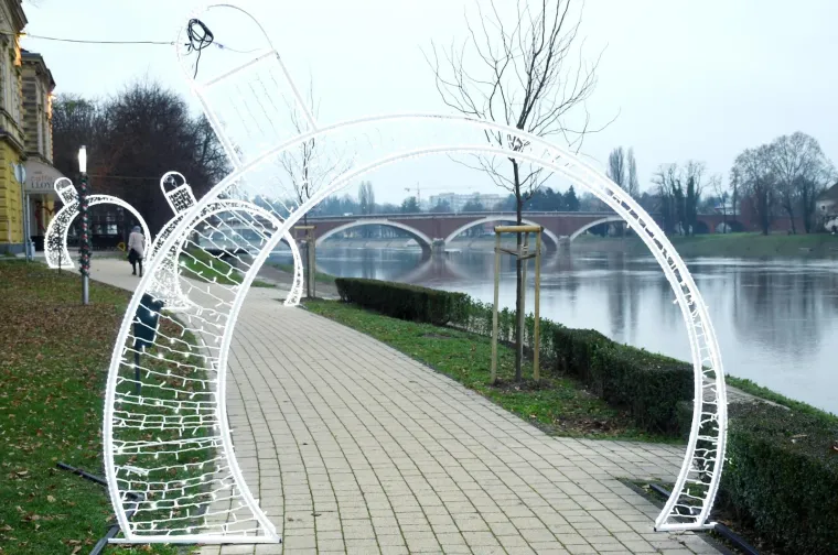 Svjetlosni tunel na &scaron;etnici uz Kupu u Sisku je novi adventski ukras u gradu