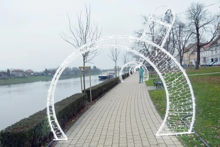 Svjetlosni tunel na &scaron;etnici uz Kupu u Sisku je novi adventski ukras u gradu