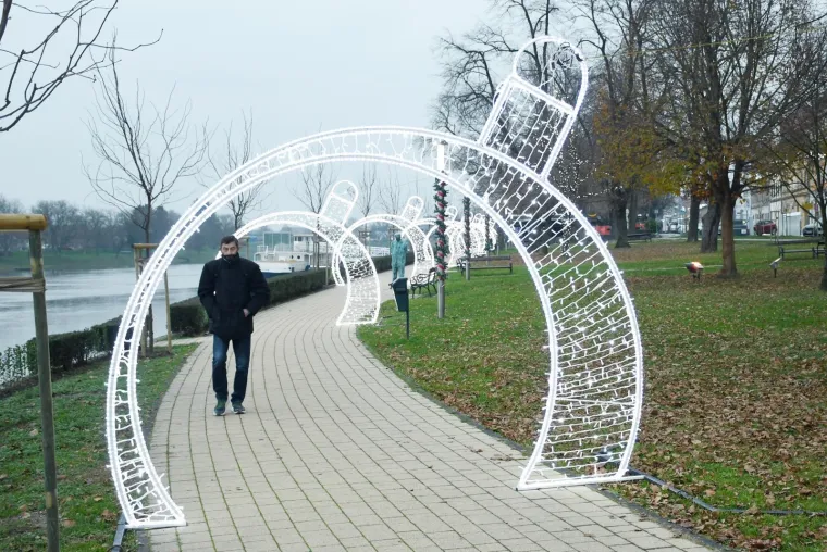 Svjetlosni tunel na &scaron;etnici uz Kupu u Sisku je novi adventski ukras u gradu