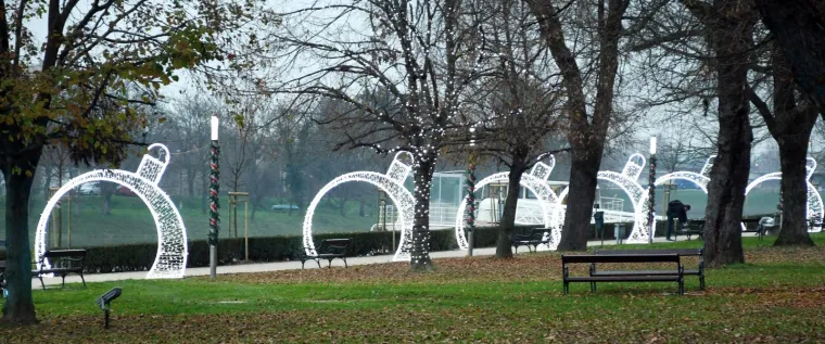 Svjetlosni tunel na &scaron;etnici uz Kupu u Sisku je novi adventski ukras u gradu