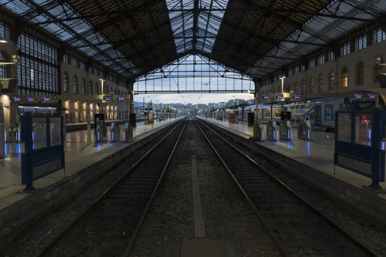 Francuska paralizirana općim štrajkom: Ne voze avioni, vlakovi, metro, zatvoren Eiffelov toranj